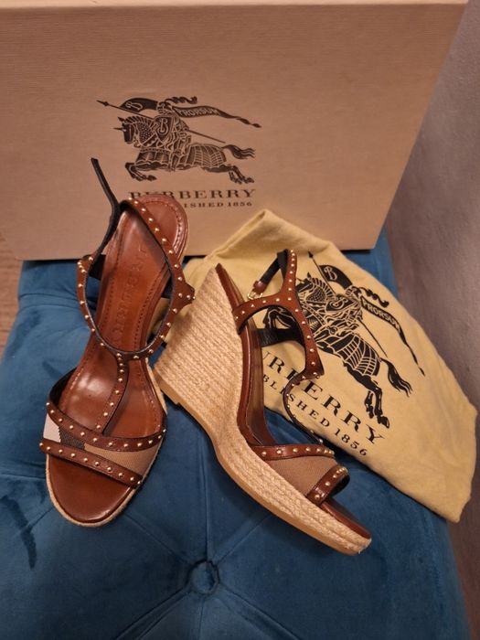 Vând Sandale  Burberry,