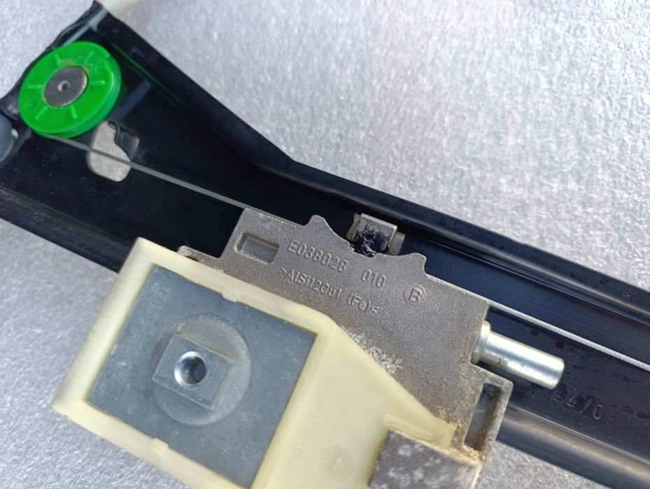 Macara geam usa dreapta fata pasager Volkswagen Scirocco 1K8837402P