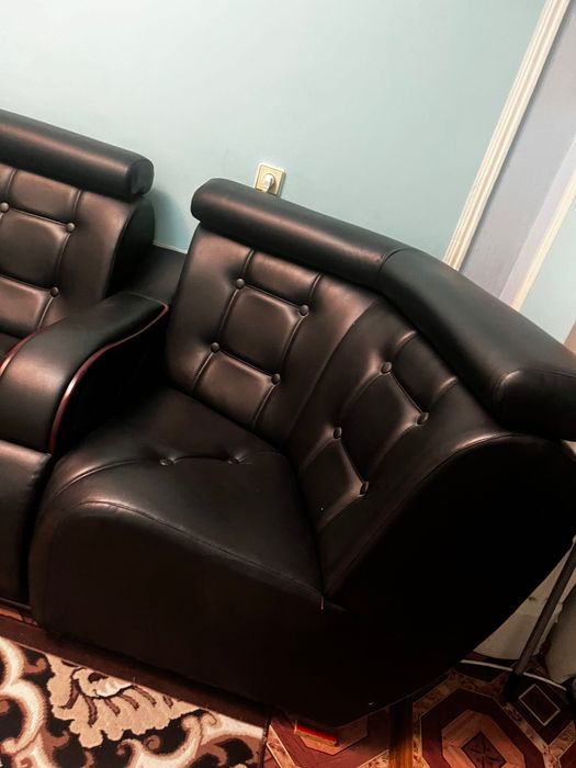 Кожаный диван-уголок