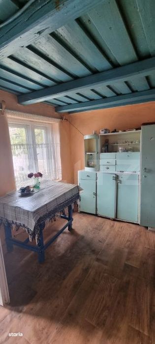 Casa cu doua corpuri,curte si gradina