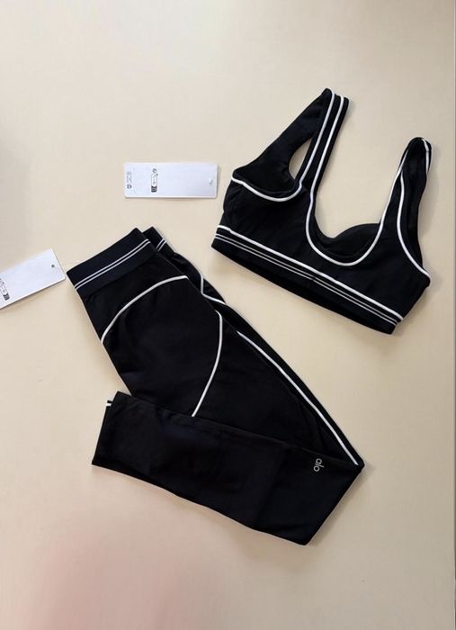 Set sport original Alo Yoga, mărimea S – negru cu detalii albe