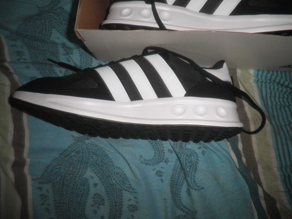 Продавам  маратомки  Ади  Дас  .