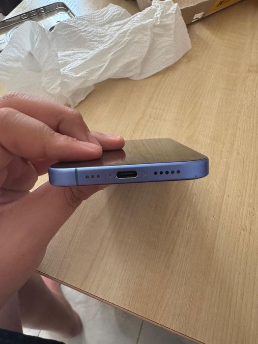 Vand sau schimb iPhone 16 impecabil pe fața si pe spate are cateva zgarieturi pe margini se poate vedea su in imagini.