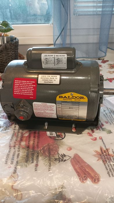 Продавам нов монофазен електро мотор Baldor.,със защита, двустепенно захранване и обороти,0,75kw.1450об.