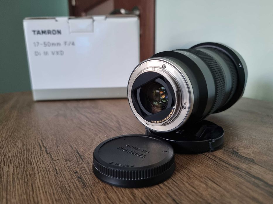 обектив Tamron 17-50mm f/4 Di III VXD - Sony E