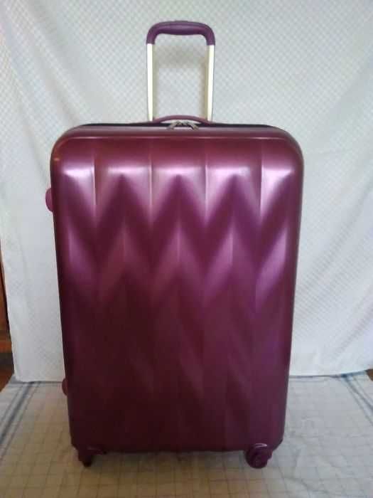 Голям твърд куфар с колелца и телескопична дръжка