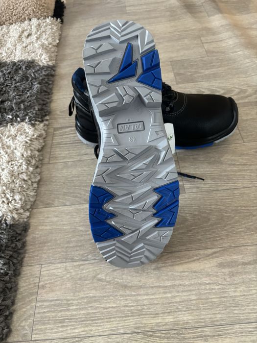 Продам новые ботинки TALAN