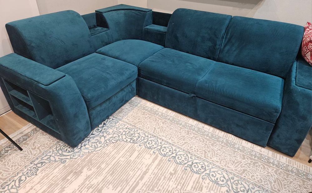 Диван угловой в хорошем состоянии.