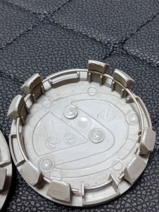 Центральные колпачки оригинал Toyota Lexus