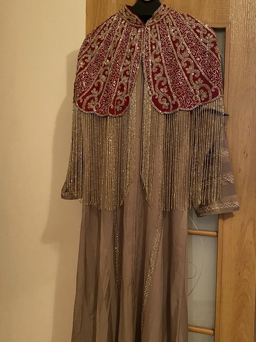 Платье с накидкой