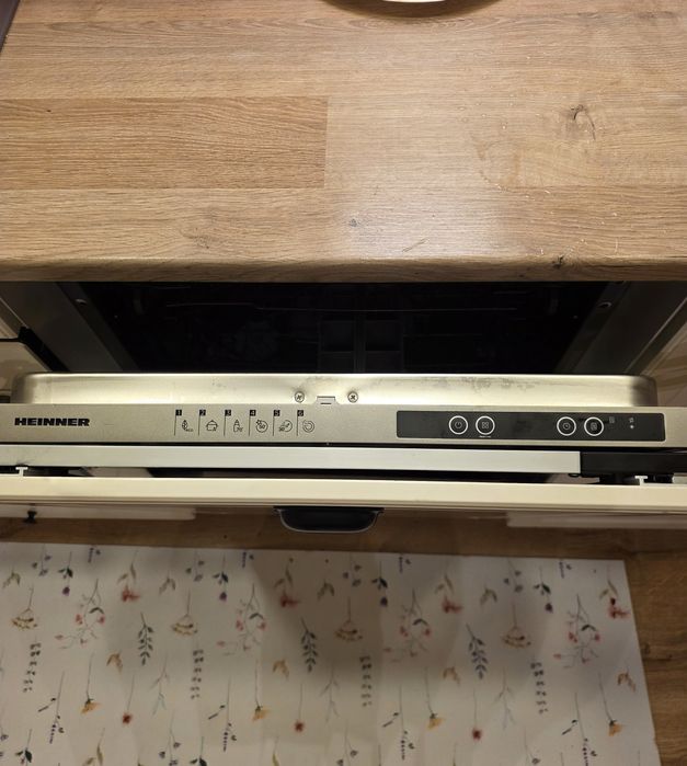 Mașina de spălat vase Heinner, modelul HDW-BI6006IE++.
