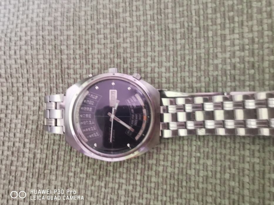 Продавам часовници orient