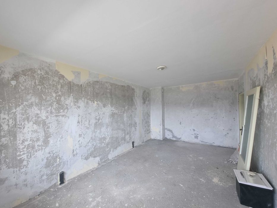 Двустаен апартамент за продажба в саниран блок в кв. Струмско