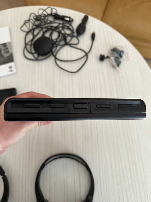 BMW DVD система с 2 екрана и слушалки за подглавниците