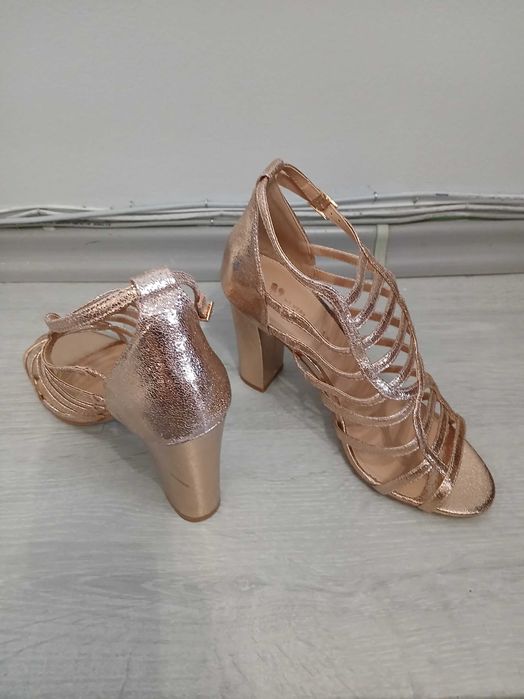 Дамски обувки чисто нови