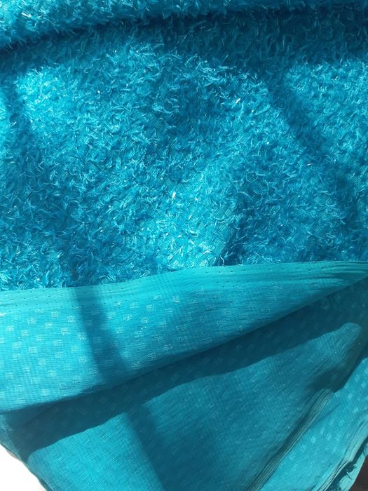 Ткань ярко голубого цвета .