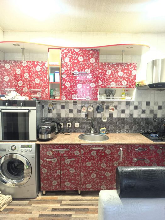 Продается квартира 1 комнатна переделаная в 2х 5я-станция метро