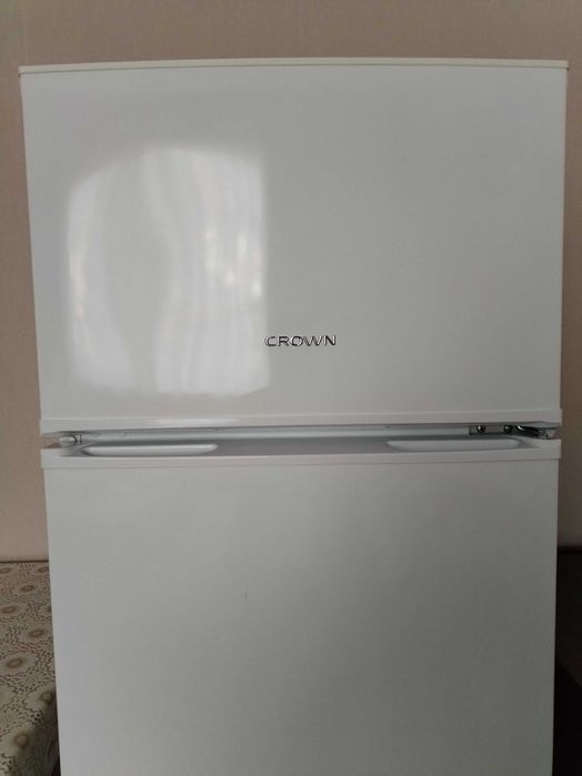 Хладилник с горен фризер Crown