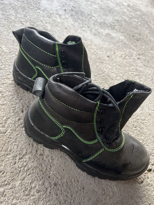 Спец обувь или рабочие ботинки срочно продам