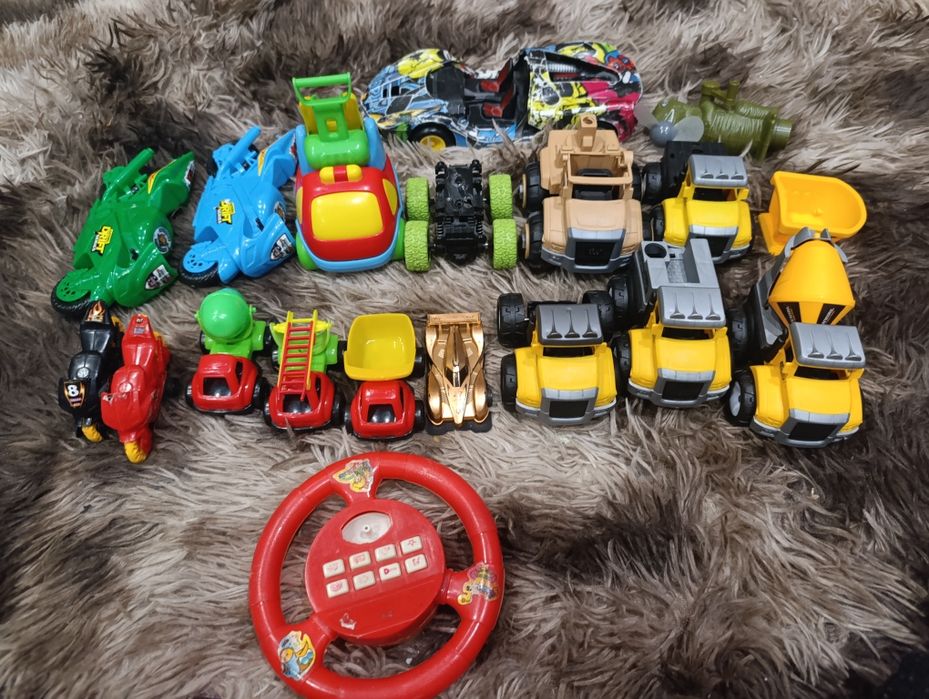 Игрушки для мальчика,пластмассовые машинки. См.все фото
