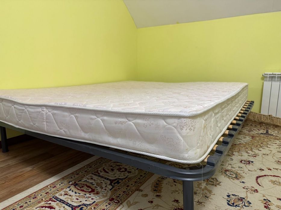 Кровать с матрасом
