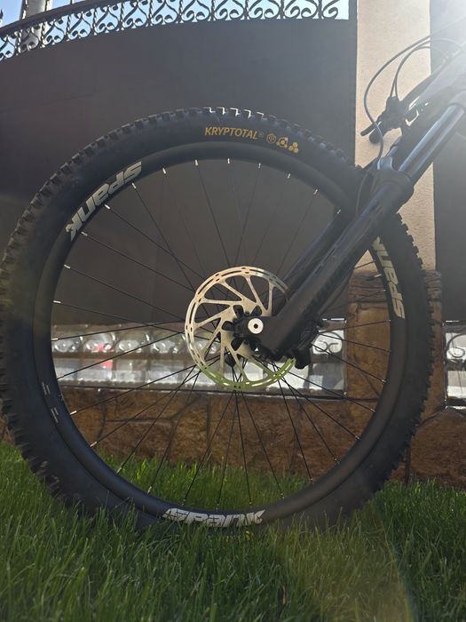 Продавам Cube 215 race DH колело.