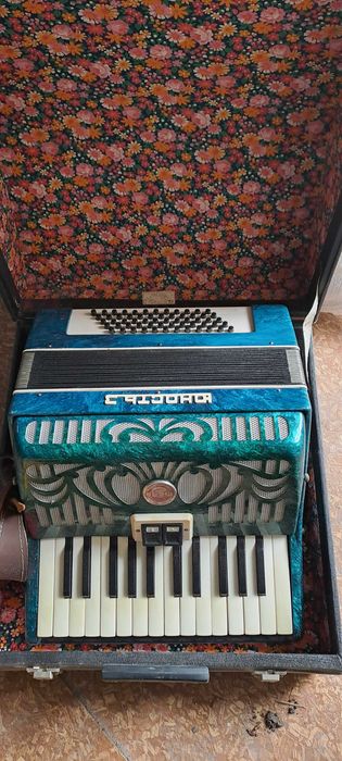 Продавам нов Акордеон Юность 3