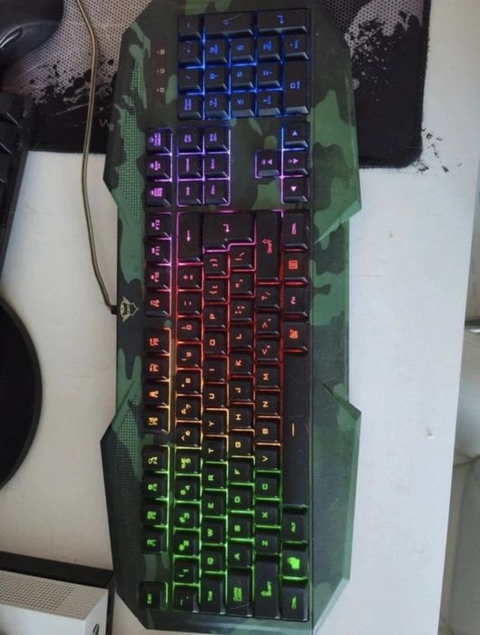 Tastatură Gaming Trust GXT Camo – Iluminare LED / Rainbow