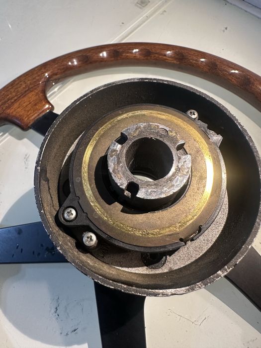 Волан махагонов momo