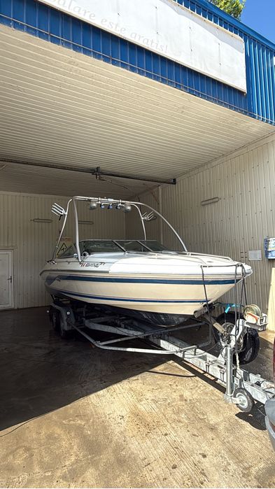 Barca cabinata cu motor Sea Ray 200 Overnighter peridoc inclus