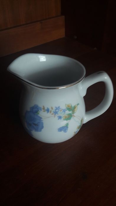 Продам новый чайник и молочник