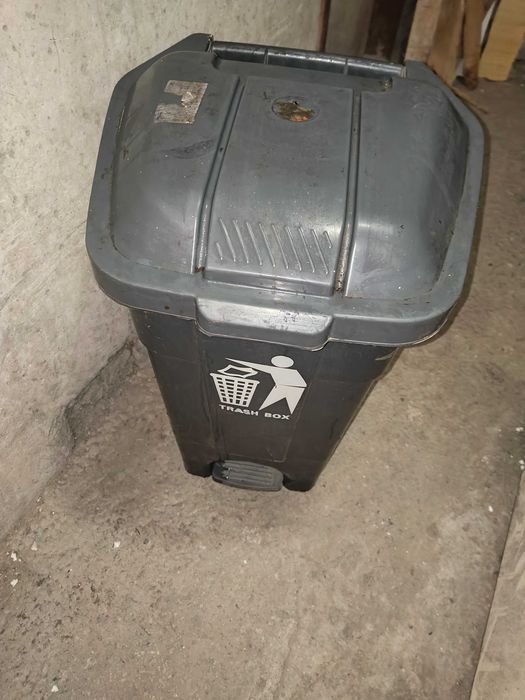 Пластмасов кофа с подвижен капак 70 л.