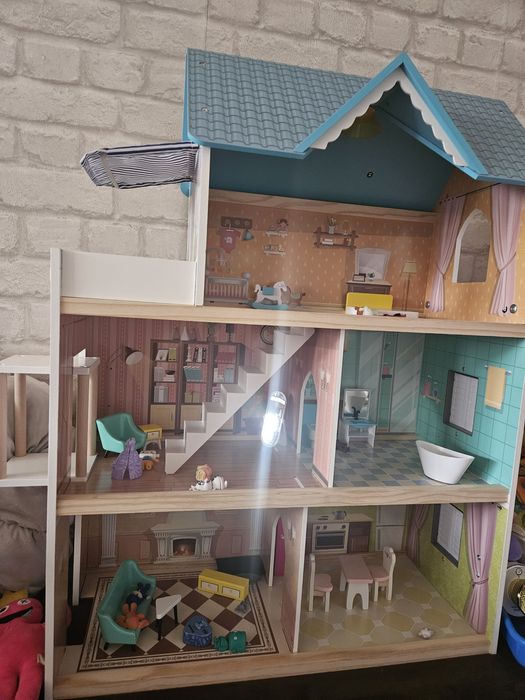Дървена къща за кукли