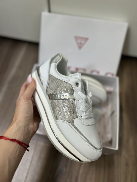 Vand adidasi Guess originali