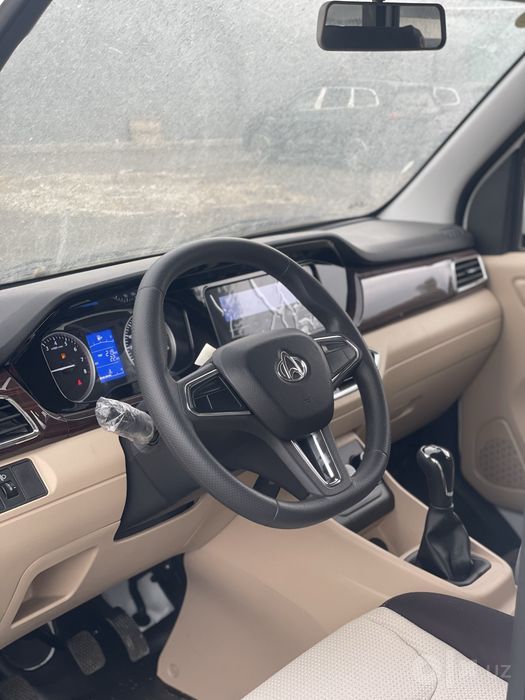 Changan V5 minivan