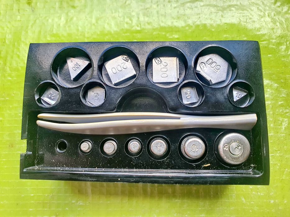 H209-Cantar BIJUTIER sovietic URSS cutie cu 14 greutati mici metal argintiu de la 1 gram la 500 grame stare buna.
