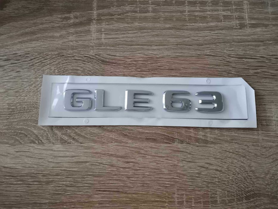 сребрист надпис Mercedes Benz GLE 63