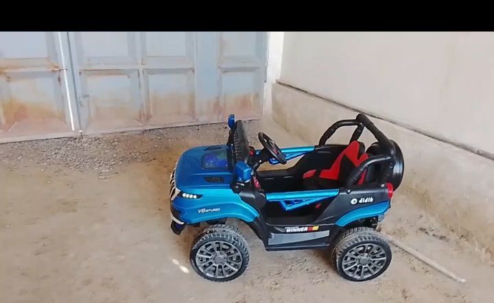 Bolalar mashinasi sotiladi