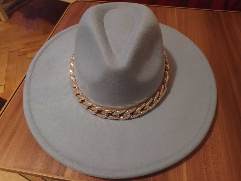 Palarie bleu deschis cu lant auriu-eleganta