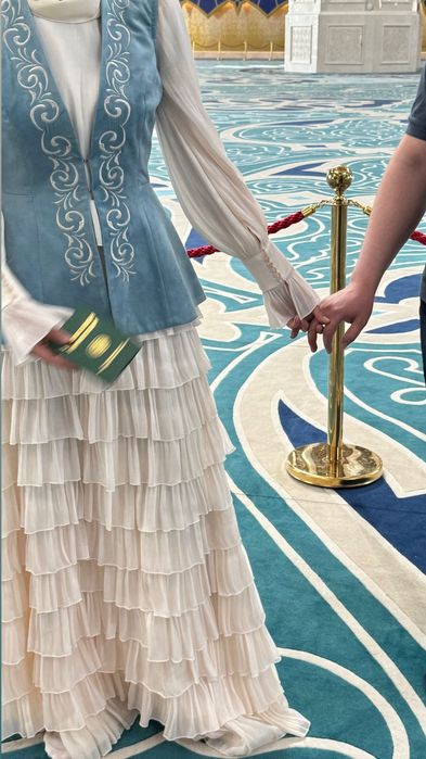 Продам платье с камзолом жилеткой