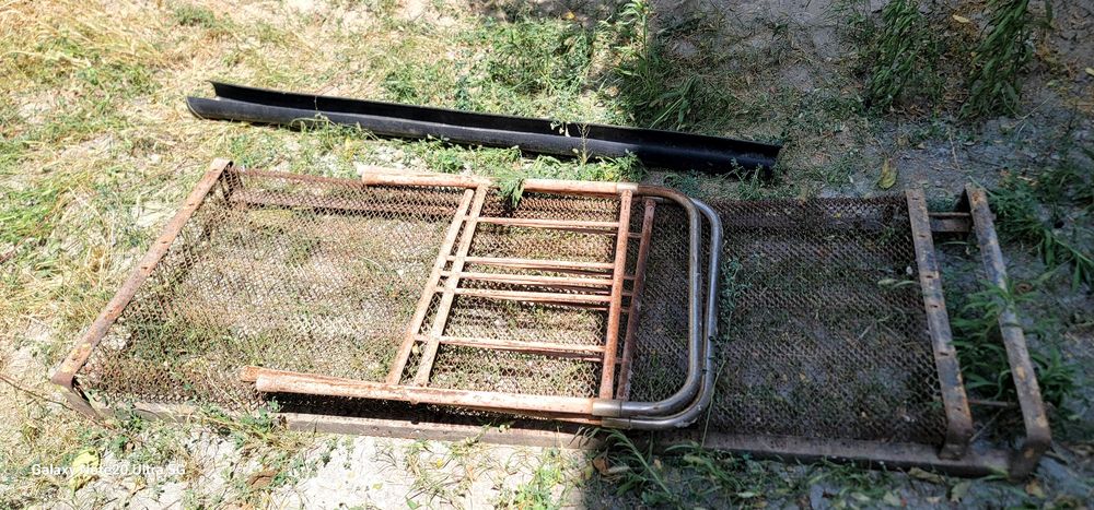 Кровать металлическая.