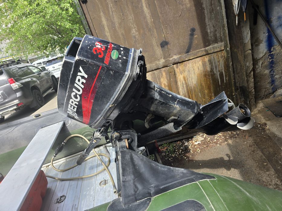 Лодка с мотором Quiksilver