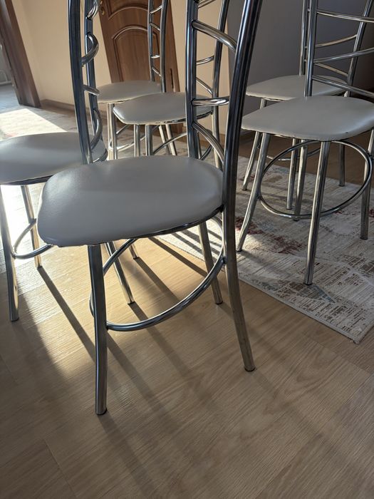 Продам 6 стульев белые