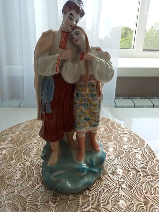 Продам фарфоровые статуэтки