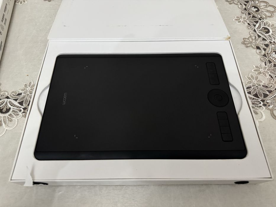 Графический планшет Wacom Intuos Pro M (Medium, PTH-660)