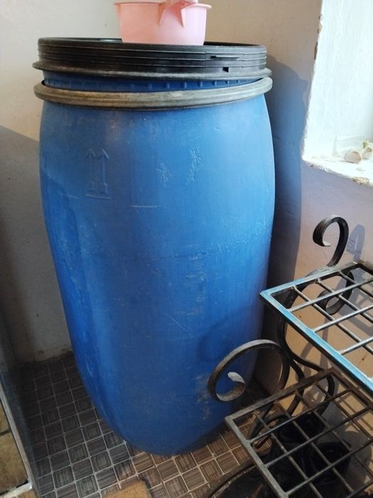 Синяя пластиковая бочка