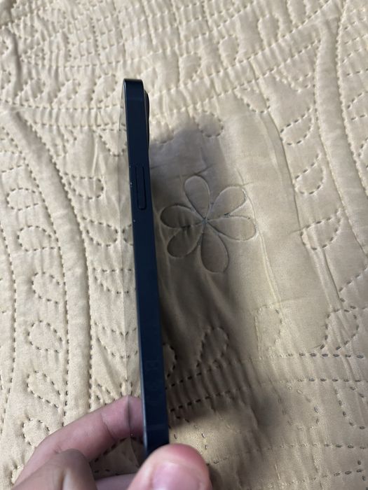 Продам iPhone 13
