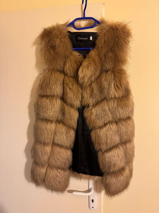 Елек с пухкав косъм