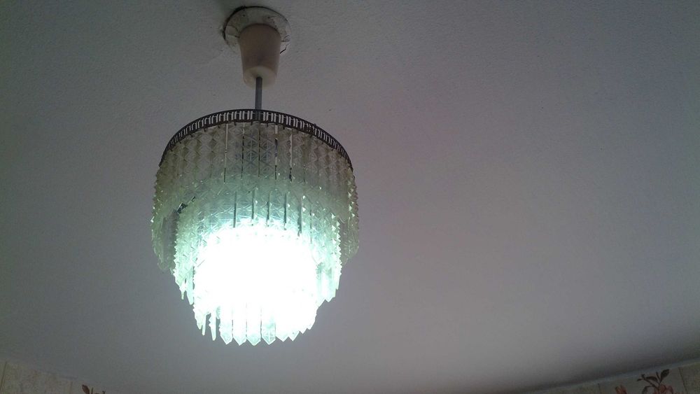 Люстра с пластмассовыми подвесками