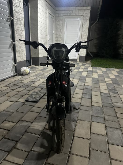 Продам скутер ск8